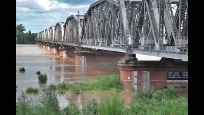 Members of the Public Action Committee are against the industrial park coming up on the flood plains of Sutlej river near Mattewara forest. (HT file)