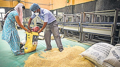 Free foodgrain being distributed by Delhi government at a school in Jahangirpuri, New Delhi. (HT Photo) Free foodgrain being distributed by Delhi government at a school in Jahangirpuri, New Delhi. (HT Photo)