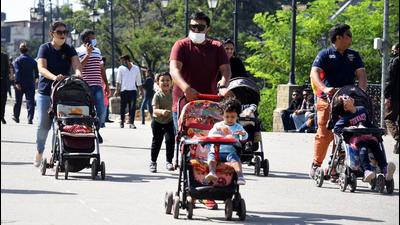 During the pandemic, tourists stroll without following Covid -appropriate behaviour in Shimla on Sunday. (Deepak Sansta/HT)