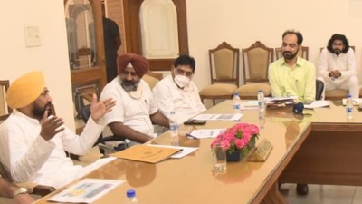 Punjab CM Charanjit Singh Channi (gesticulating with hands) and his son Rhythmjit (seen in the background). (twitter.com/manaman_chhina)