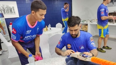 MS Dhoni signs Yashasvi Jaiswal's cricket bat (Yashasvi Jaiswal / Twitter)