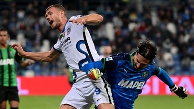 Inter Milan's Bosnian forward Edin Dzeko (L) (AFP)