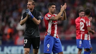 Luis Suarez (L) of Atletico de Madrid and his teammate Jan Oblak (R) acknowledges the audience. (Getty) Luis Suarez (L) of Atletico de Madrid and his teammate Jan Oblak (R) acknowledges the audience. (Getty)