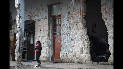 Children of displaced families living in an abandoned damaged school building, Idlib, Syria, March 2, 2021. (AFP) Children of displaced families living in an abandoned damaged school building, Idlib, Syria, March 2, 2021. (AFP)