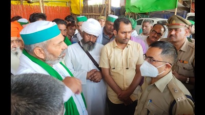 Senior police officers interact with BKU leader Rakesh Tikait at the UP Gate protest site in Ghaziabad on Sunday. (Sakib Ali /HT) Senior police officers interact with BKU leader Rakesh Tikait at the UP Gate protest site in Ghaziabad on Sunday. (Sakib Ali /HT)
