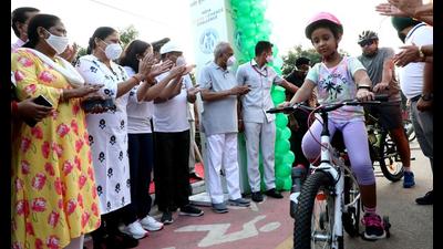 Punjab governor and UT administrator Banwarilal Purohit encouraging participants at the cycle rally organised by Chandigarh Smart City Limited as part of the 75th Azadi Ka Amrit Mahotsav at Sukhna Lake on Sunday. (HT PHOTO)