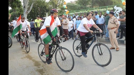 A 10.2 kilometre cyclothon on the occasion of Azadi Ka Amrut Mahotsav underway in Ludhiana on Sunday. (HT photo)