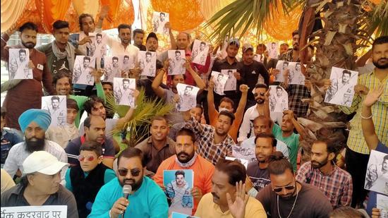 Jassie Gill and Surbhi Jyoti have headlined the web series ‘Kya Meri Sonam Gupta Bewafa Hai?’in which the protesters alleged that derogatory language was being used against Hindu gods. (HT PHOTO )