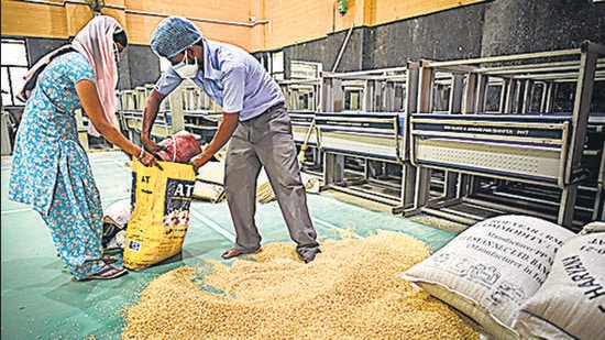 Free foodgrain being distributed by Delhi government at a school in Jahangirpuri, New Delhi.(HT Photo)