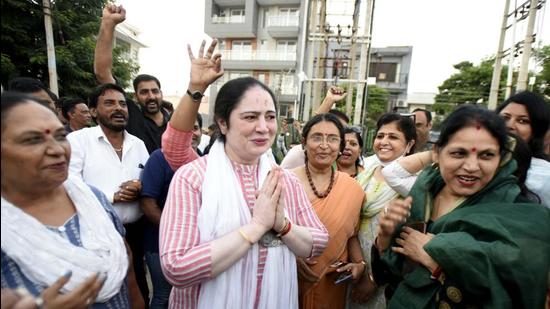 BJP candidate Rama Rathee, elected as the new councillor of the area, is flanked by her supporters in MCG Ward 34. (Parveen Kumar/HT Photo)