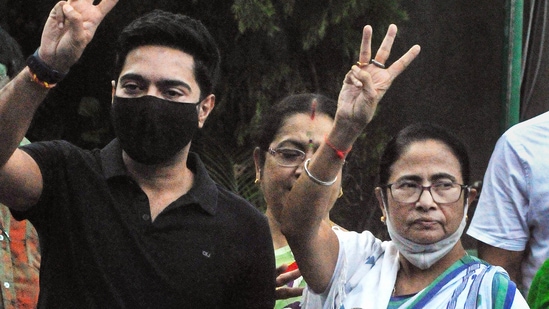 Mamata Banerjee and TMC leader Abhishek Banerjee after TMC's thumping victory in Bhabanipur by-election.(PTI)