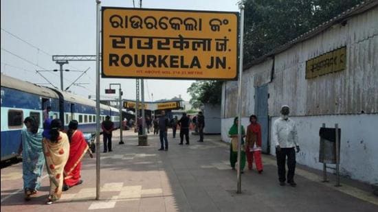 The girl was first beaten up and abused by the RPF jawan and then forcibly deboarded at Rourkela Railway Junction (Photo Courrtesy-Kalingatv.com)