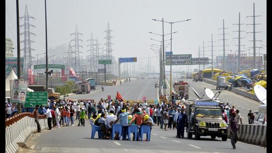 Farmers block both carriageways during the 12-hour “Bharat Bandh”, Ghazipur border, New Delhi, March 26, 2021 (Sakib Ali /Hindustan Times) Farmers block both carriageways during the 12-hour “Bharat Bandh”, Ghazipur border, New Delhi, March 26, 2021 (Sakib Ali /Hindustan Times)
