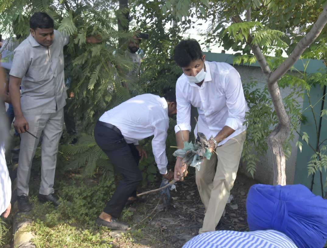 Punjab Transport Minister Amrinder Singh Raja Warring helping with the cleanliness cleanliness drive at Amar Shaheed Sukhdev Interstate Bus Stand in Ludhiana on Sunday. (Gurpreet Singh/HT) Punjab Transport Minister Amrinder Singh Raja Warring helping with the cleanliness cleanliness drive at Amar Shaheed Sukhdev Interstate Bus Stand in Ludhiana on Sunday. (Gurpreet Singh/HT)