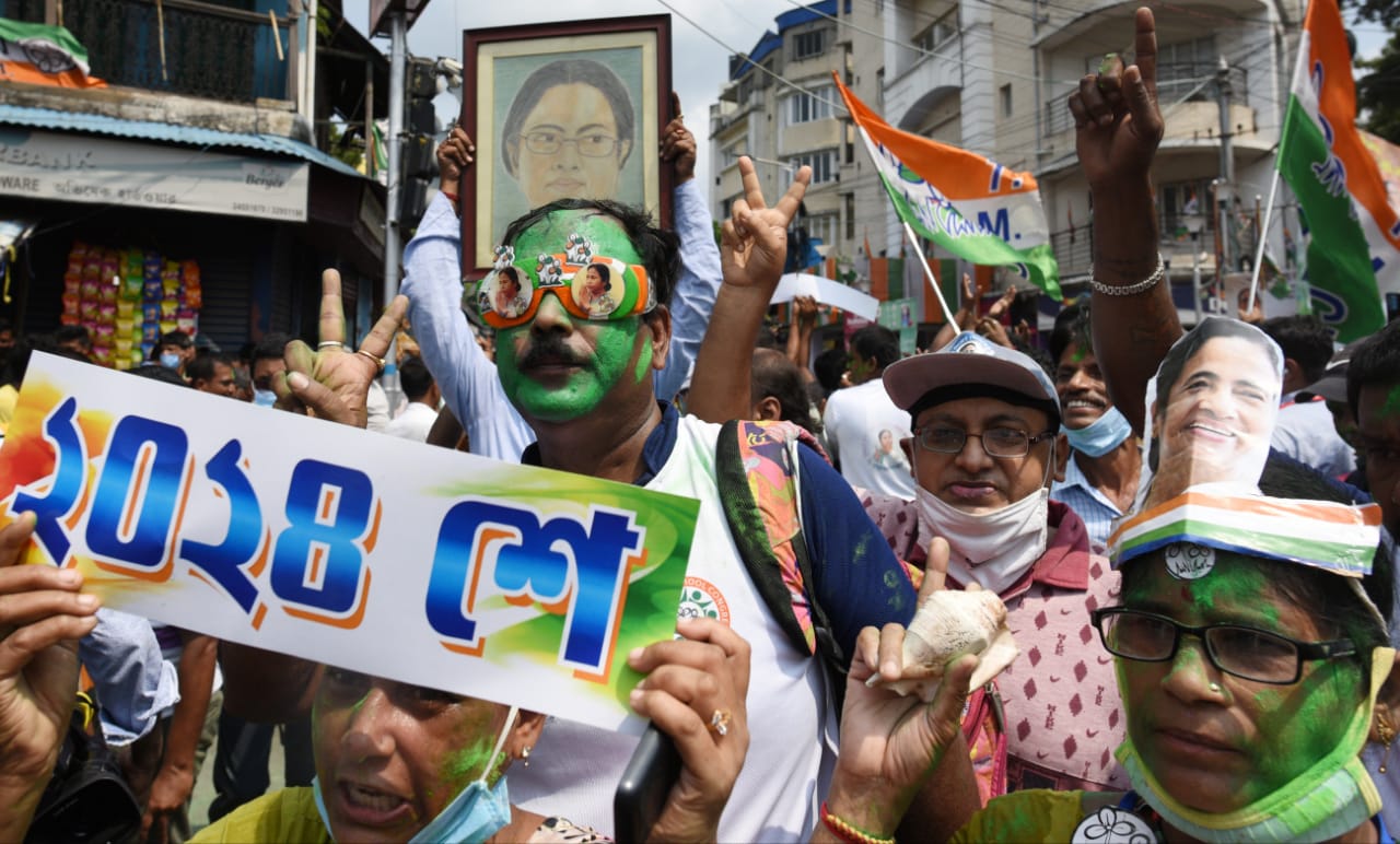 Supporters of Trinamool Congress celebrate as early trends show party chief Mamata Banerjee leapfrogging towards resounding victory, in Kokkata on Sunday. (Samir Jana) Supporters of Trinamool Congress celebrate as early trends show party chief Mamata Banerjee leapfrogging towards resounding victory, in Kokkata on Sunday. (Samir Jana)