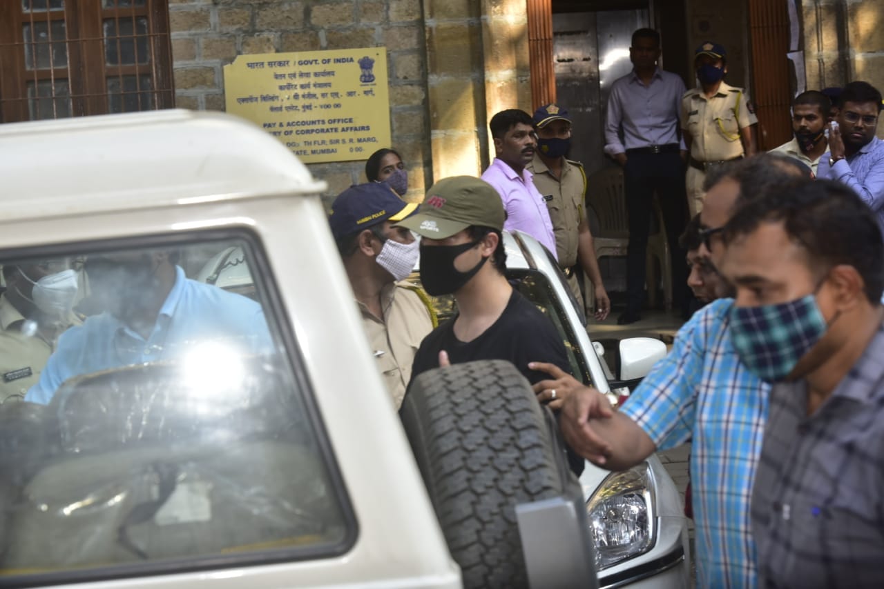 Aryan Khan outside NCB office. (Anshuman Poyrekar)