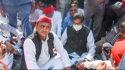 Samajwadi Party president Akhilesh Yadav along with party MP Prof Ram Gopal Yadav stage a protest, after he was not allowed by the police to go to Lakhimpur, in Lucknow, Monday. (PTI) Samajwadi Party president Akhilesh Yadav along with party MP Prof Ram Gopal Yadav stage a protest, after he was not allowed by the police to go to Lakhimpur, in Lucknow, Monday. (PTI)