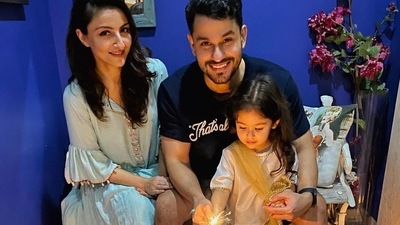 Inaaya all decked up in ethnic wear while celebrating Diwali with her parents Soha Ali Khan and Kunal Kemmu. Inaaya all decked up in ethnic wear while celebrating Diwali with her parents Soha Ali Khan and Kunal Kemmu. 