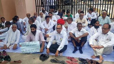 Farmers staging a sit-in demonstration outside the mini-secretariat in Hisar on Monday. (Manoj Dhaka/HT) Farmers staging a sit-in demonstration outside the mini-secretariat in Hisar on Monday. (Manoj Dhaka/HT)