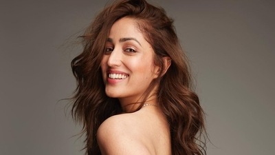 Yami Gautam styles scarf as tube top, ditches airbrushing to reveal skin problem (Instagram/yamigautam) Yami Gautam styles scarf as tube top, ditches airbrushing to reveal skin problem (Instagram/yamigautam)