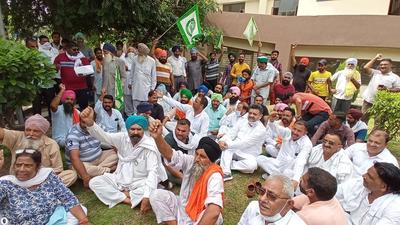 Members of various farmers’ bodies protesting against the violence, which broke out in Lakhimpur Kheri district of UP, outside the deputy commissioner’s office in Panchkula on Monday. Similar protests were held in Chandigarh and Mohali. (Sant Arora/HT) Members of various farmers’ bodies protesting against the violence, which broke out in Lakhimpur Kheri district of UP, outside the deputy commissioner’s office in Panchkula on Monday. Similar protests were held in Chandigarh and Mohali. (Sant Arora/HT)