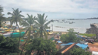 The Malvan coast for the most part has largely remained free of heavy tourist traffic. Locals believe business will take off after Chipi airport brings tourists. (PRATHAM GOKHALE/HT)