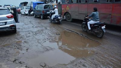 ASG said patchwork and pothole-filling work on the expressway between Vadape-Nashik, which was approximately 97km, was expected to be completed in around three weeks as seven teams had been assigned to do work there. (HT File) ASG said patchwork and pothole-filling work on the expressway between Vadape-Nashik, which was approximately 97km, was expected to be completed in around three weeks as seven teams had been assigned to do work there. (HT File)