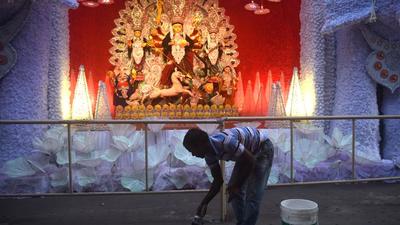 A man paints a social distancing mark at Durga Puja pandal in Kolkata, West Bengal. (HT Photo) A man paints a social distancing mark at Durga Puja pandal in Kolkata, West Bengal. (HT Photo)