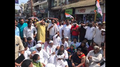 Congress workers staging protest against Lakhimpur Kheri incident in Varanasi on Monday. (ht photo)