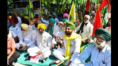 Punjab farmers protesting against the Lakhimpur Kheri violence outside the deputy commissioner’s office in Ludhiana on Monday. (Gurpreet Singh/HT)