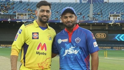 DC captain Rishabh Pant (R) with CSK skipper MS Dhoni at toss during IPL 2021 match no. 50 (iplt20.com)