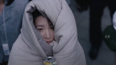 Lee Young-ae stars in the crime-comedy show Inspector Koo. In the JTBC, Lee Young-ae plays a recluse police officer who solves crimes just for the thrill of it. However, life takes a turn when she meets a college student during a mysterious murder case. 
