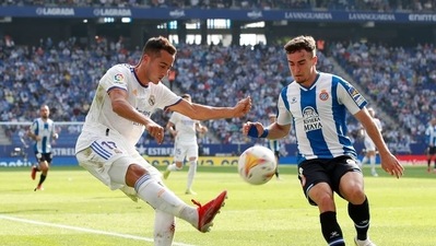 Soccer Football - LaLiga - Espanyol v Real Madrid - RCDE Stadium, Cornella de Llobregat, Spain - October 3, 2021 Real Madrid's Lucas Vazquez in action with Espanyol's Adria Pedrosa REUTERS/Albert Gea (REUTERS)