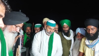 Bharatiya Kisan Union leader Rakesh Tikait with other farmers in Lakhimpur Kheri on Sunday. (HT Photo) Bharatiya Kisan Union leader Rakesh Tikait with other farmers in Lakhimpur Kheri on Sunday. (HT Photo) 