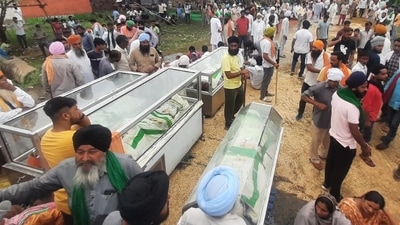Protesting farmers and family members with bodies of victims in Lakhimpur Kheri on Monday. (Deepak Gupta/HT Photo) Protesting farmers and family members with bodies of victims in Lakhimpur Kheri on Monday. (Deepak Gupta/HT Photo)