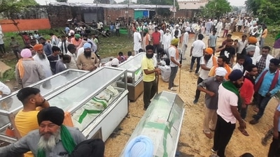 Protesting farmers and family members with bodies of victims in Lakhimpur Kheri on Monday. (Deepak Gupta/HT Photo) Protesting farmers and family members with bodies of victims in Lakhimpur Kheri on Monday. (Deepak Gupta/HT Photo)