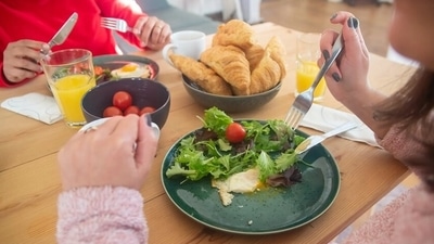 Chew your food properly: Studies suggest that the action of chewing can help reduce hunger, make you feel fuller and reduce your cravings. In a recent study, chewing gum reduced hunger and cravings after a ten hour fast as effectively as drinking a calorie-rich beverage. (Pexels)