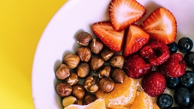 Stock up healthy options at home: If you do not want to eat junk all the time, keep their healthy alternatives ready. Instead of stocking up on chips, cookies, namkeens, satiate your hunger pangs with nuts like almonds and walnuts. (Pexels)