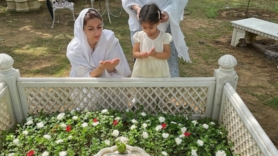 Inaaya trying to pray at the grave of her grandfather Mansoor Ali Khan Pataudi. Inaaya trying to pray at the grave of her grandfather Mansoor Ali Khan Pataudi. 