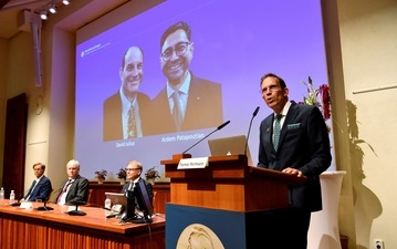 Thomas Perlmann, secretary of the Nobel Assembly and the Nobel Committee, announces the winners of the 2021 Nobel Prize in Physiology or Medicine David Julius and Ardem Patapoutian (seen on the screen) during a press conference at the Karolinska Institute in Stockholm, Sweden on October 4, 2021. (TT News Agency/Jessica Gow via REUTERS)