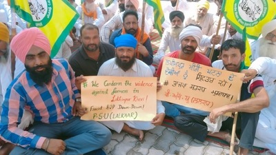 Farmers protest outside DC office in Amritsar on Monday. (Sameer Sehgal/HT Photo)