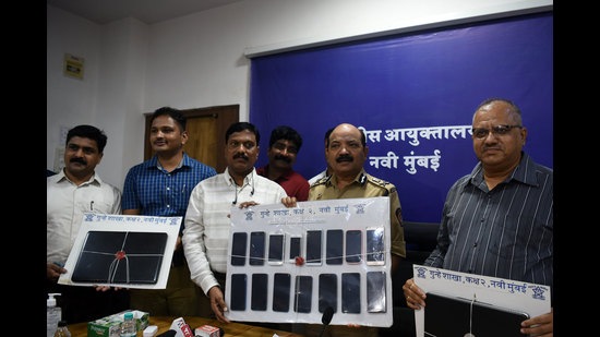 Bipin Kumar Singh (2nd from right), commissioner of police, Navi Mumbai, and his colleagues with the recovered items following the arrest of a 35-year-old man by the crime branch. (BACHCHAN KUMAR/HT PHOTO)