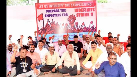 Ordnance Factory workers on strike, Dehu Road Pune, August,20, 2019 (HT PHOTO) Ordnance Factory workers on strike, Dehu Road Pune, August,20, 2019 (HT PHOTO)