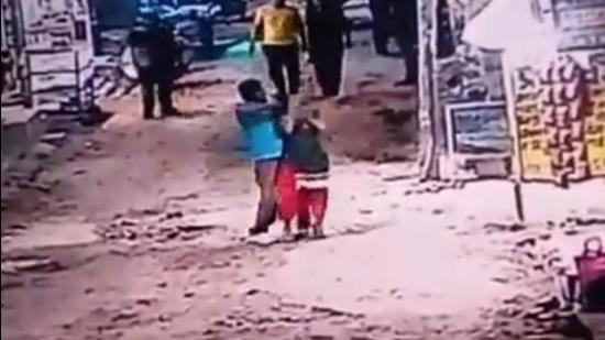 A CCTV footage of the murder, shows the plumber slitting the throat of the woman shopkeeper in Dabri, after the latter asked him to pay for cigarettes. The local residents caught the plumber, Dilip, and beat him up. (Video grab)