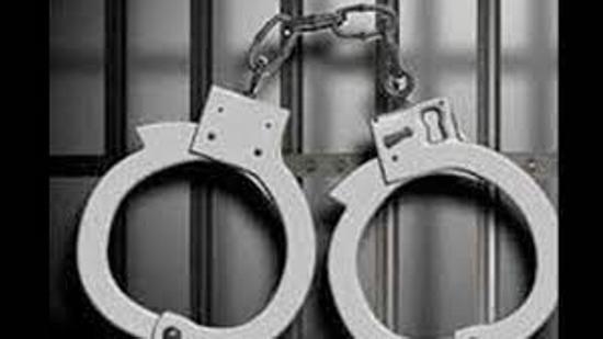 The liquor vend had been locked at around 10pm, after which the burglars targeted the store and piled the cartons in their pick-up trunk. (Representative Image/HT File)