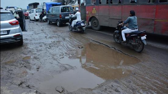 ASG said patchwork and pothole-filling work on the expressway between Vadape-Nashik, which was approximately 97km, was expected to be completed in around three weeks as seven teams had been assigned to do work there. (HT File)