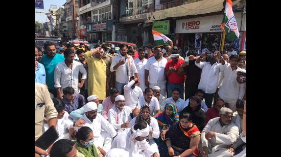 Congress workers staging protest against Lakhimpur Kheri incident in Varanasi on Monday. (ht photo)