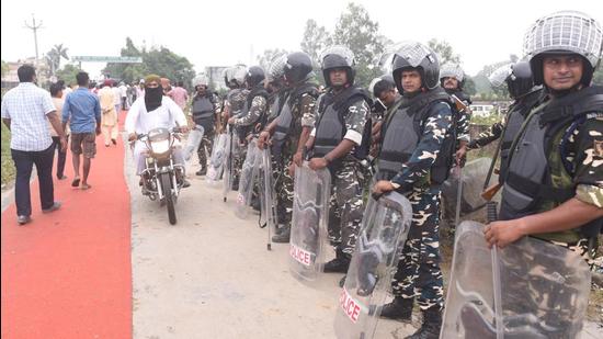 Lakhimpur Kheri: Additional police deployment in the district will continue in Lakhimpur Kheri for some more days as a precautionary measure, a senior UP police officer said. BKU leader Rakesh Tikait said the farmers ended their agitation in the district (HT Photo/Deepak Gupta) Lakhimpur Kheri: Additional police deployment in the district will continue in Lakhimpur Kheri for some more days as a precautionary measure, a senior UP police officer said. BKU leader Rakesh Tikait said the farmers ended their agitation in the district (HT Photo/Deepak Gupta)