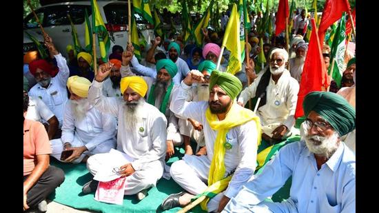 Punjab farmers protesting against the Lakhimpur Kheri violence outside the deputy commissioner’s office in Ludhiana on Monday. (Gurpreet Singh/HT)