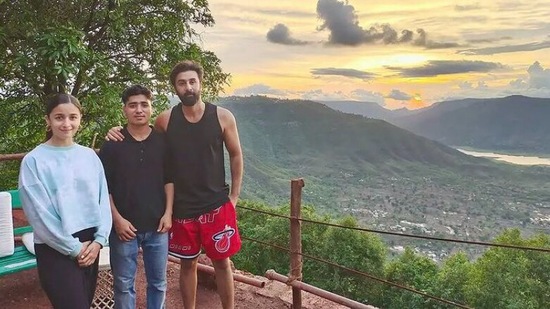 Alia Bhatt and Ranbir Kapoor pose with a fan.&nbsp;